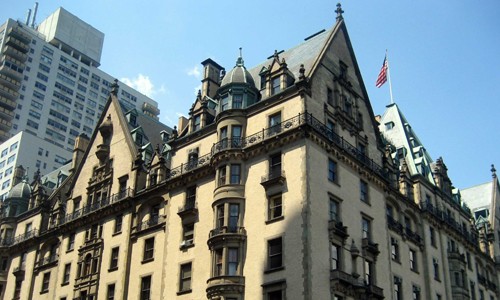  Tòa nhà đặc biệt nhất New York - The Dakota với phong cách kiến trúc từ thời Victoria ở góc đường giữa phố 72 và công viên tây trung tâm. Đây cũng là nơi diễn ra vụ ám sát John Lennon gây chấn động thế giới. Ngày 8/12/1980, danh ca John Lennon bị fan cuồng Mark David Chapman ám sát. Huyền thoại John Lennon đã qua đời tại bệnh viện Roosevelt ở tuổi 40 sau khi phát hành album "Double Fantasy".